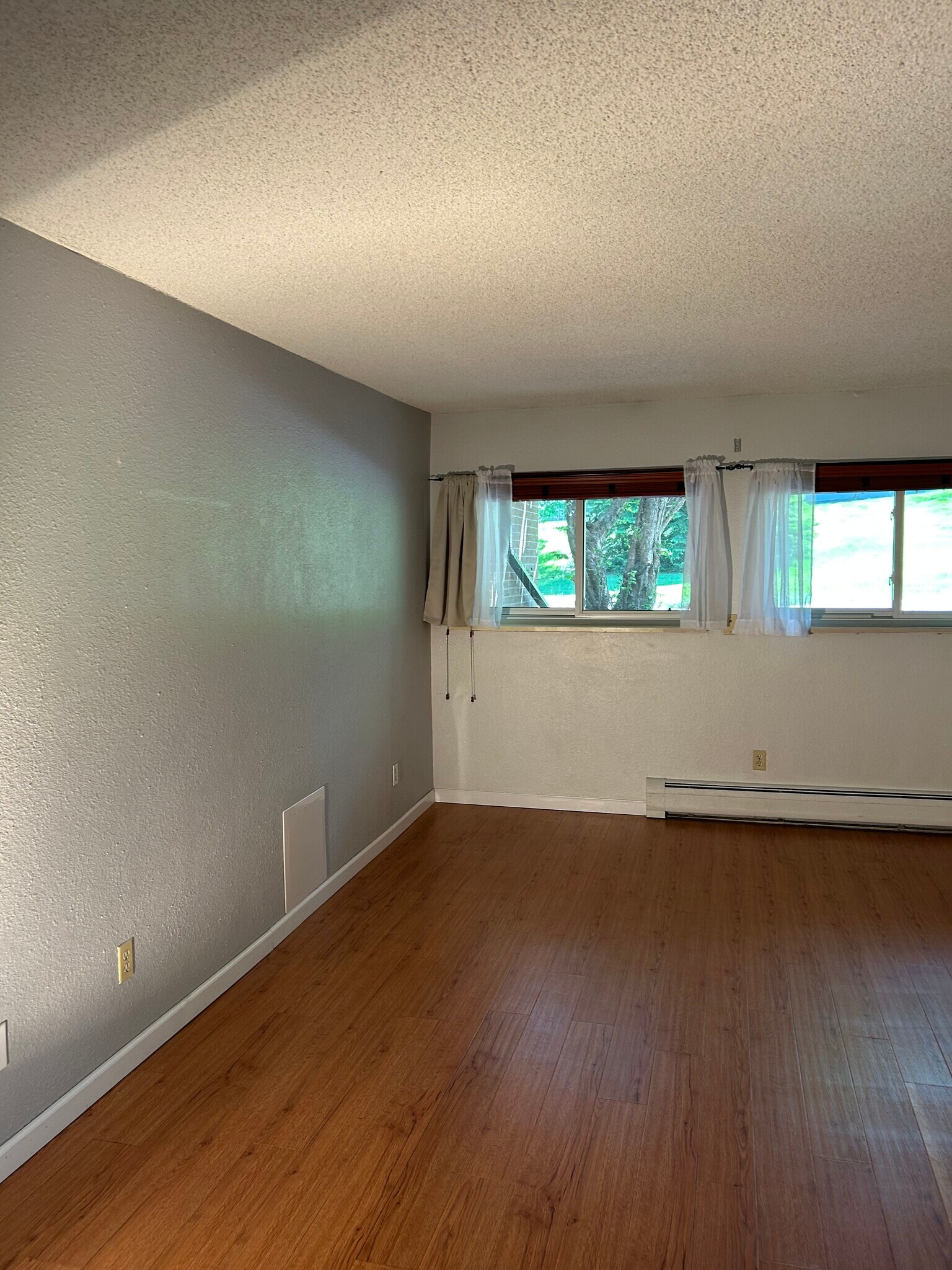 Building Photo - 1350 Golden Cir