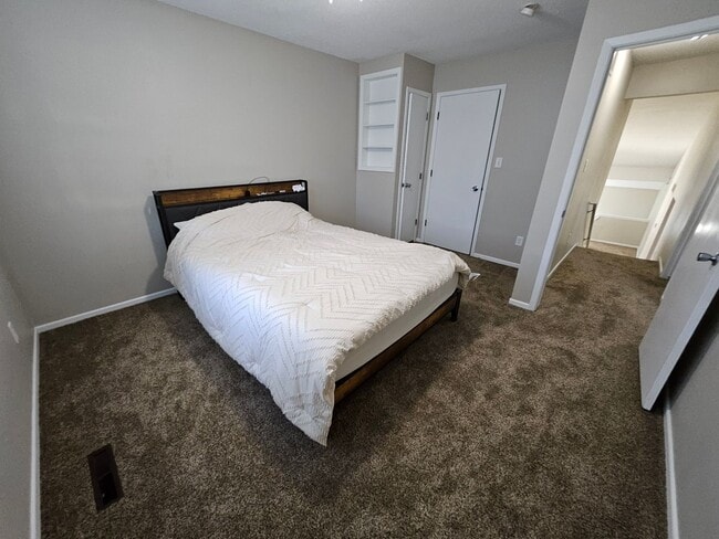 Building Photo - Pet friendly split-level 3 bedroom, 1 bathroom bi-attached home!