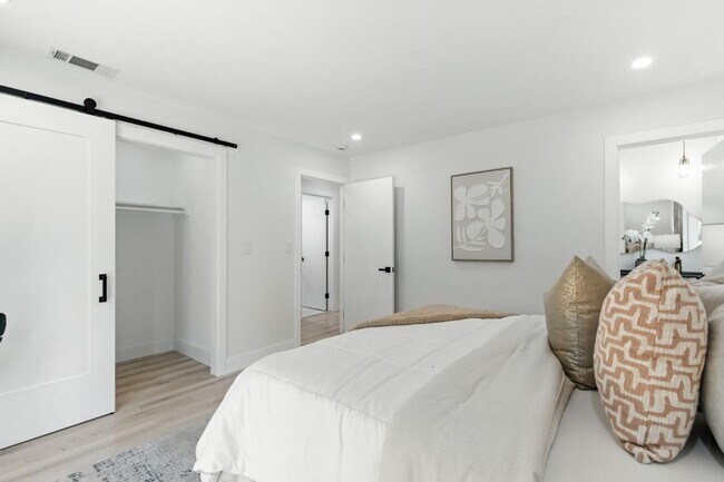 Building Photo - Refined Redwood City Living: Exquisitely R...