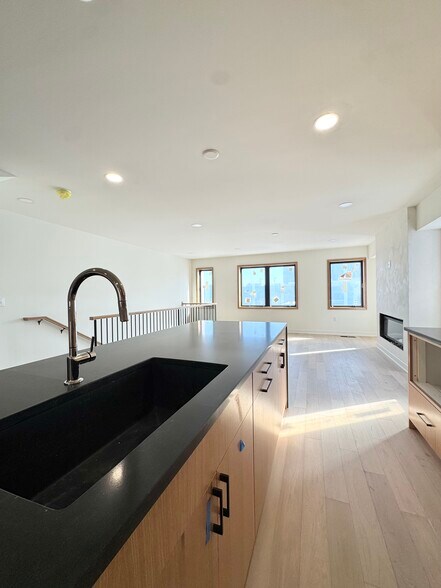 Building Photo - 537 E 19th St