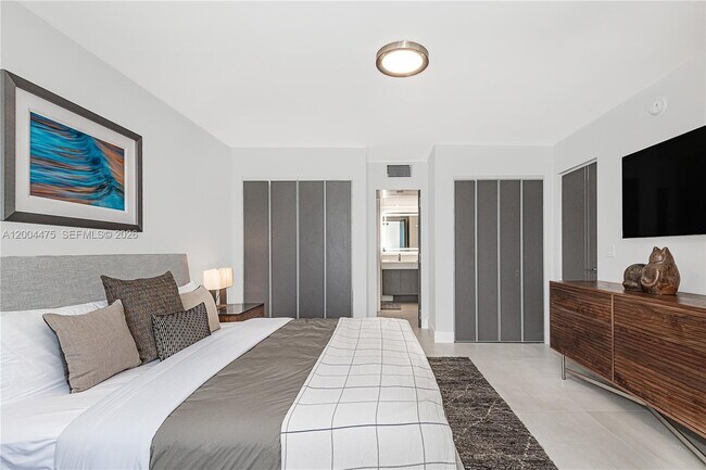 Building Photo - 2301 Collins Ave