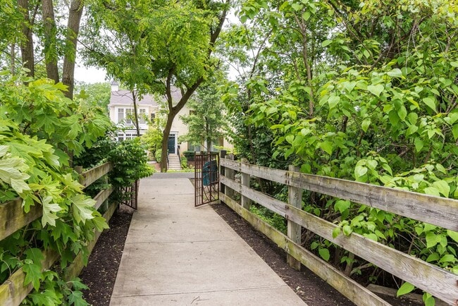 Building Photo - 2 Bed 2 Bath Townhome in Broad Ripple! Nature Trails!