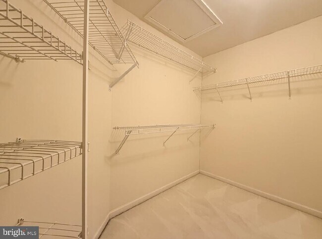 Building Photo - 43520 Lucketts Bridge Cir
