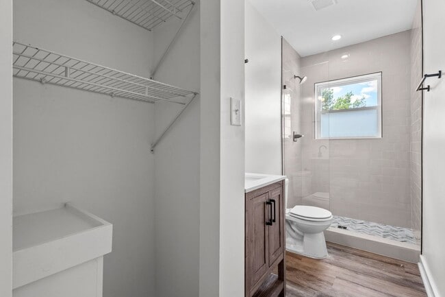 Building Photo - Spacious 3 bed, 2 bath renovated home next...