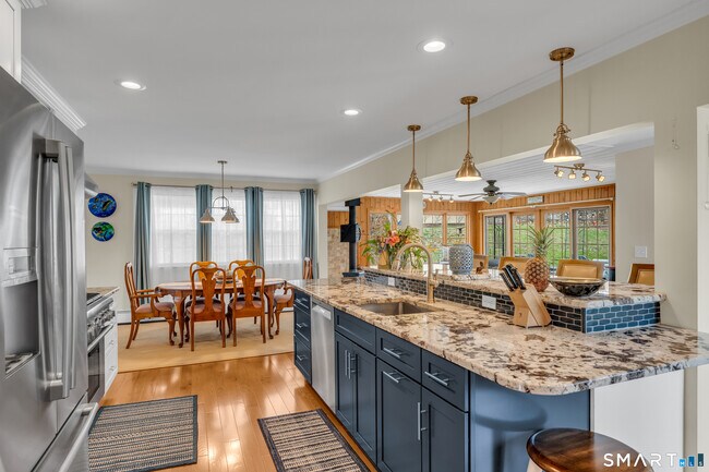 Building Photo - 51 W Lake Ave