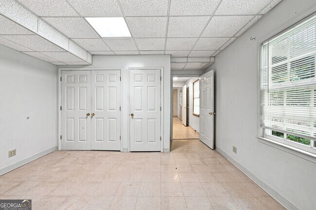 Building Photo - 965 Millbrook Ct