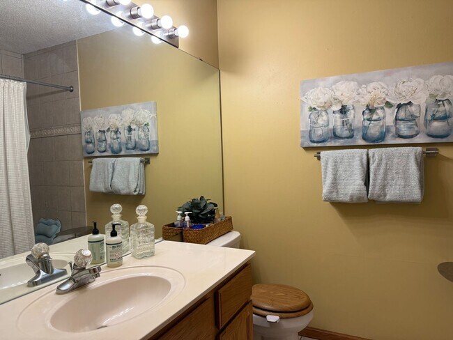 Building Photo - Charming 2BR Townhome in Desirable Cliff Lake Community