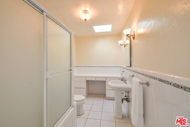 Building Photo - 2814 Fleur Dr