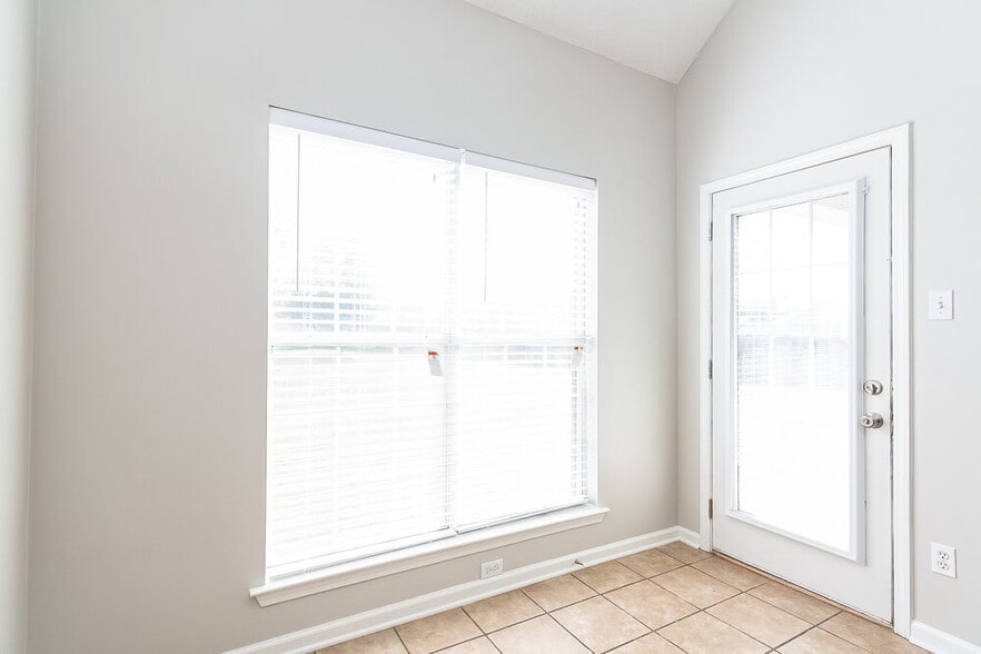 Building Photo - 5820 Lillian Bend Dr