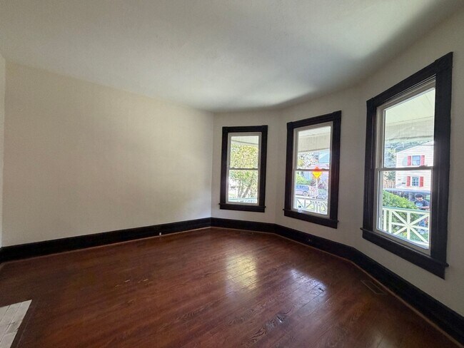 Building Photo - 606 Elm Ave