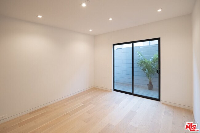 Building Photo - 627 Sunset Ave