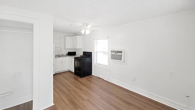 Building Photo - 2127 13th St W