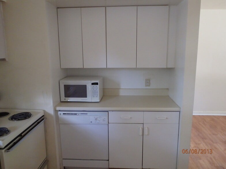 Building Photo - 605 W Lake St