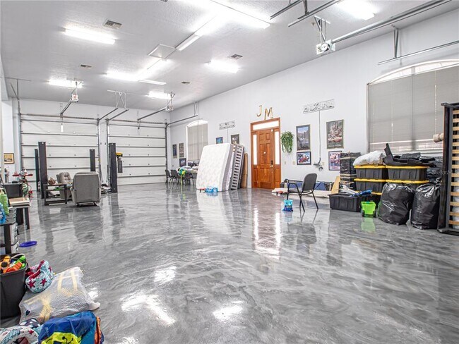 Building Photo - 920 E Lake Dr