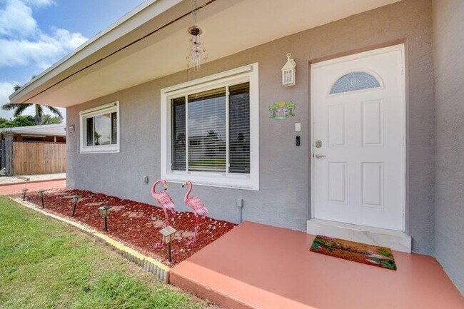 Building Photo - 1415 Crest Dr