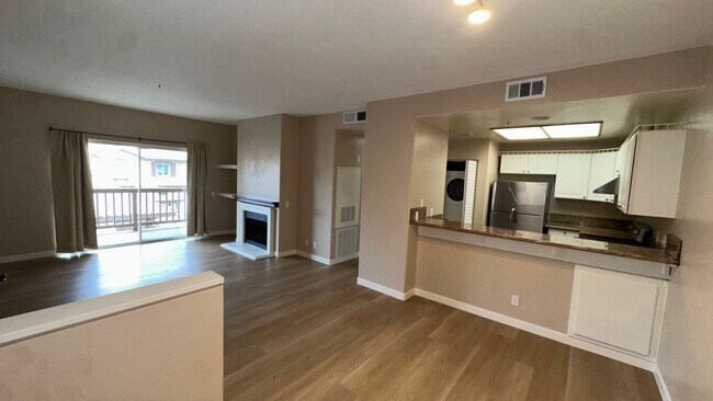 Building Photo - Large 1-bedroom