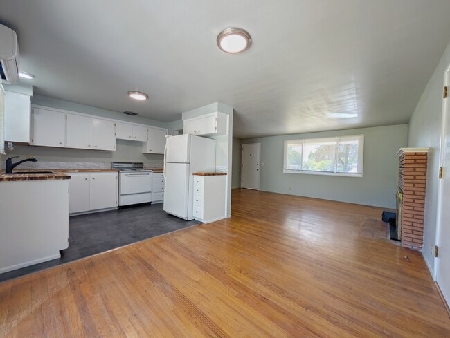 Building Photo - 1117 NW Oak Ave