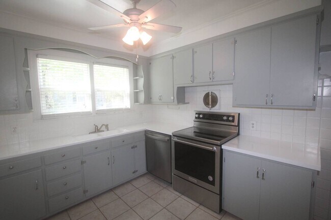 Building Photo - For Lease - 3 Bed, 1.5 Bath, 1600sqft, Sin...