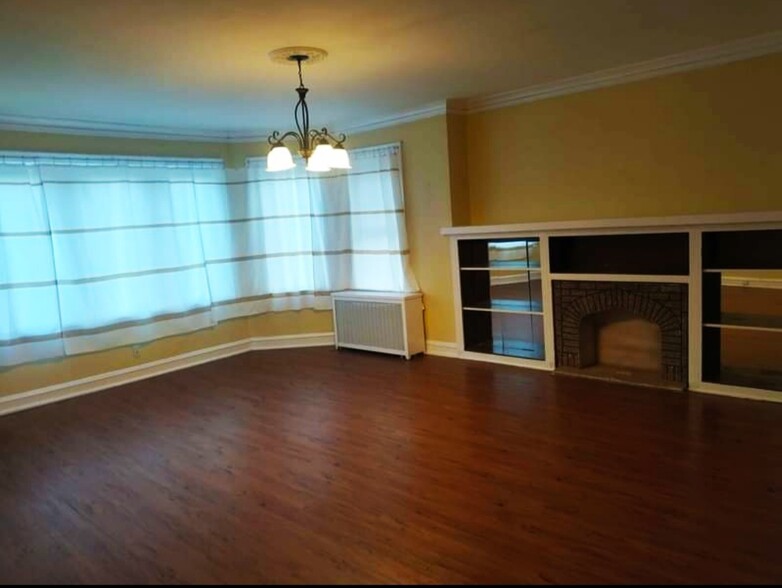 Living room - 4820 S Keeler Ave