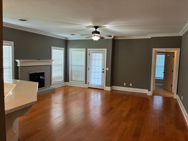 Building Photo - 233 Forest Glen Dr