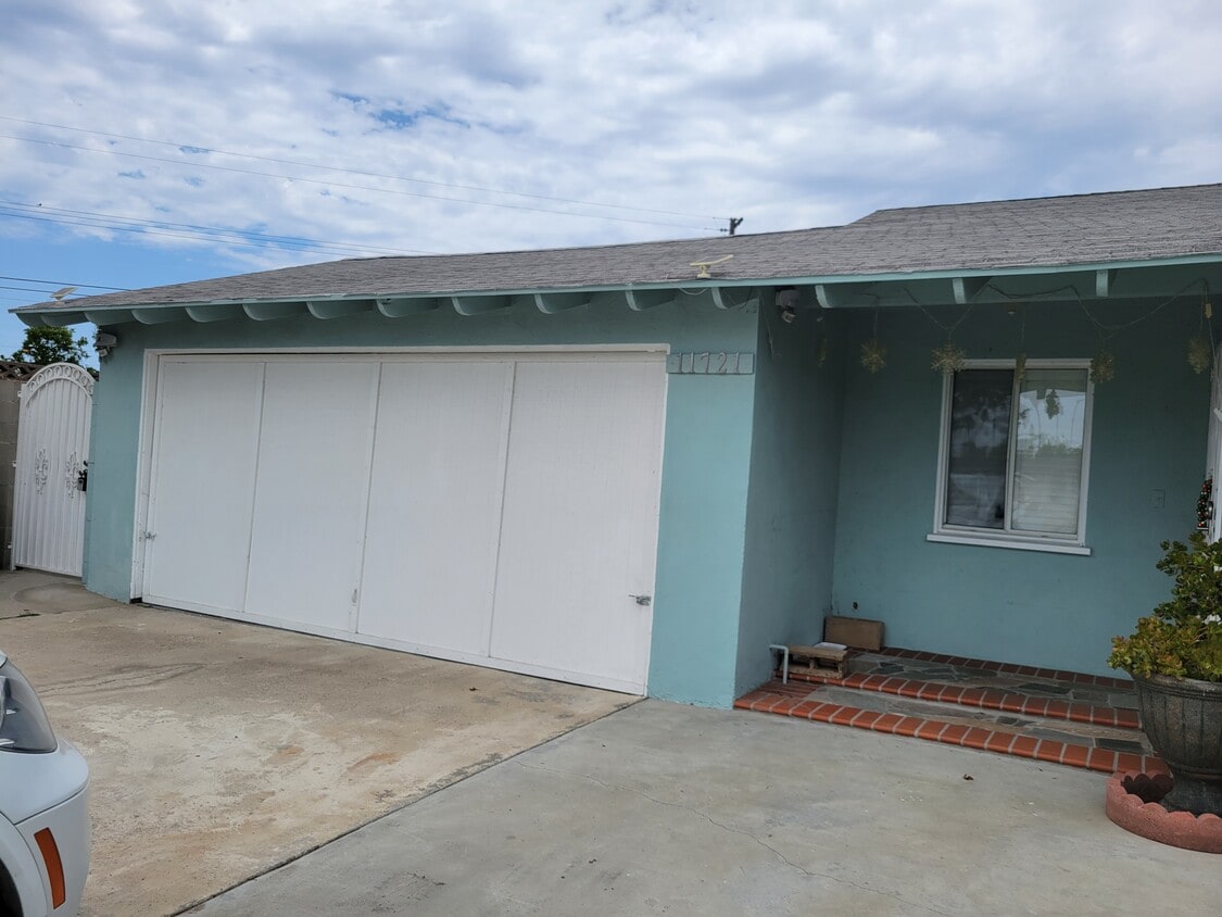 Front of the house - 11721 Puryear Ln