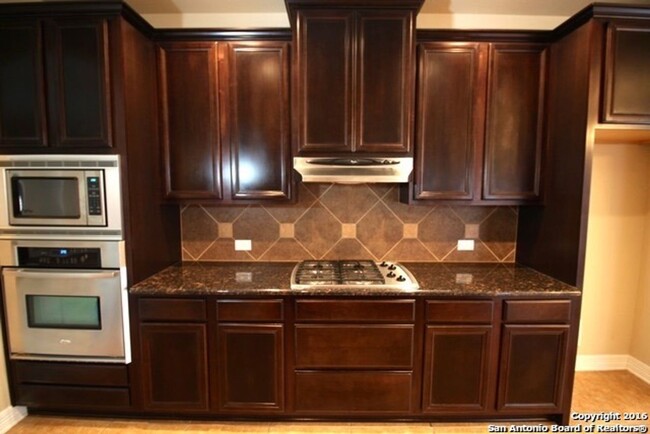 Building Photo - Beautiful 3-Bedroom 2.5 Bathroom in Stillw...