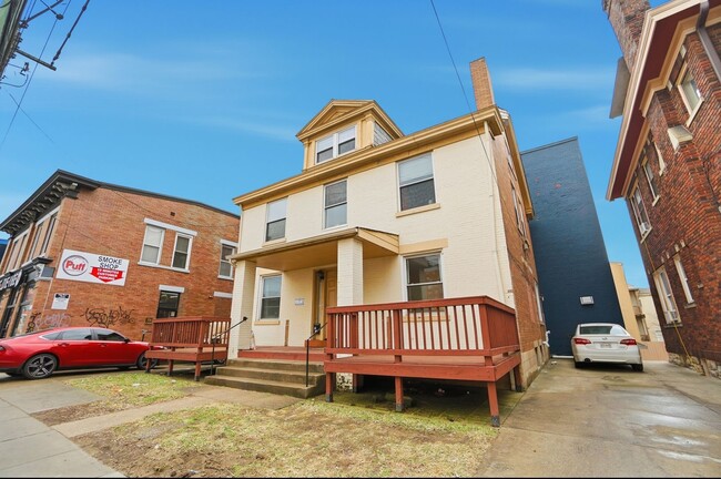 Building Photo - 7 Bed/3 Bath Mins. from UC Campus $700/pp ($4,900/mo)!