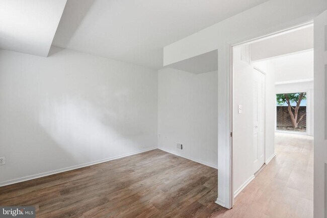 Building Photo - 975 S Taylor St