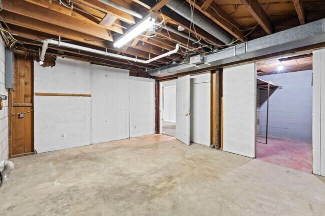 Building Photo - 562 Lone Oak Dr