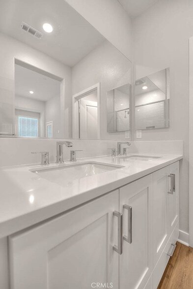 Building Photo - 6 Crown Point Dr