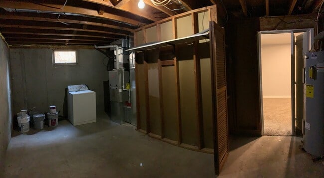 Building Photo - Spacious 5 Bedroom Home