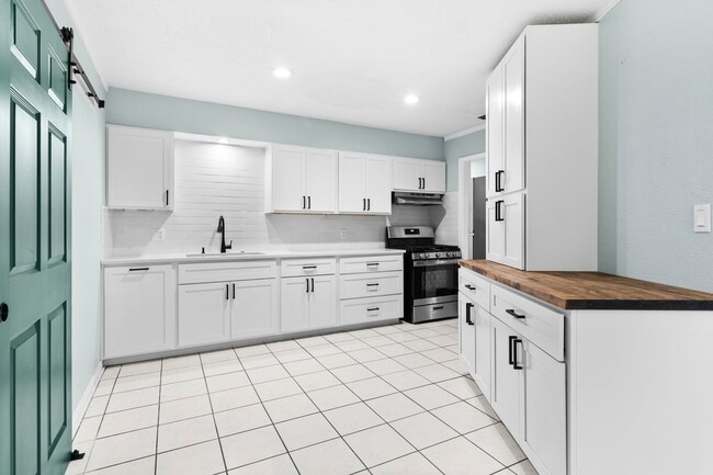 Building Photo - 527 Lively Dr