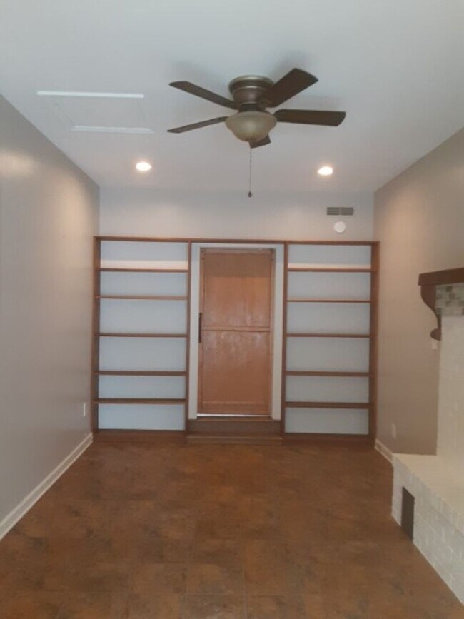 Building Photo - Hard to Find Rancher in Oak Ridge with 2 car garage