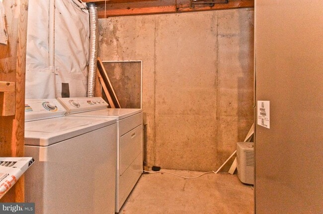 Building Photo - 9505 Baroness Ct