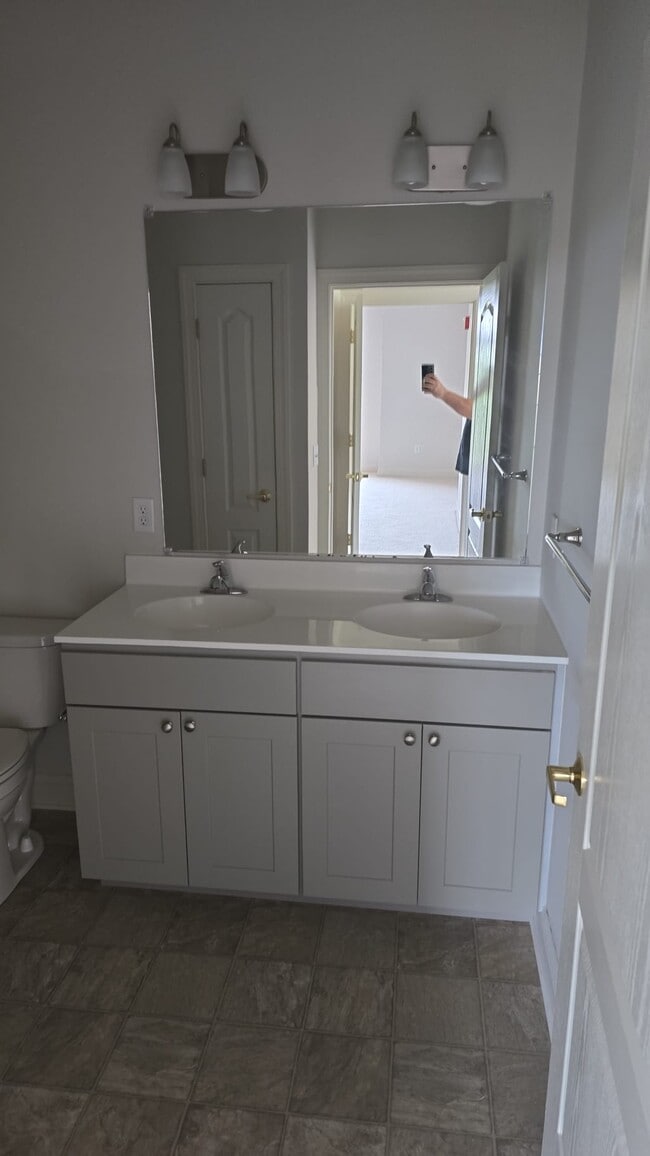 Building Photo - 3000 Fountainview Cir