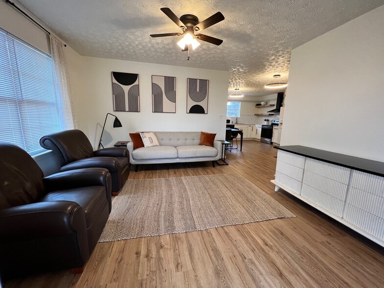 Primary Photo - 127 W Franklin St