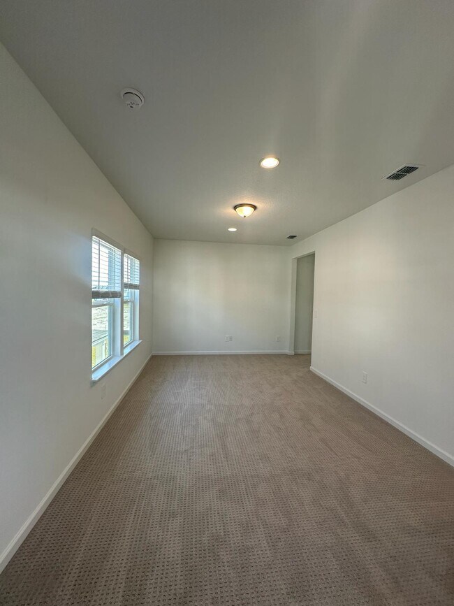 Building Photo - 572 Silver Landing Dr
