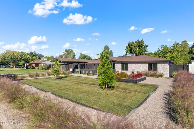 Building Photo - 2502 E Whitton Ave