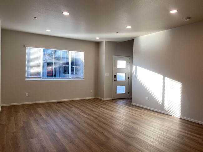 Building Photo - Beautiful 3 Bed/2.5 Bath Townhome with Att...