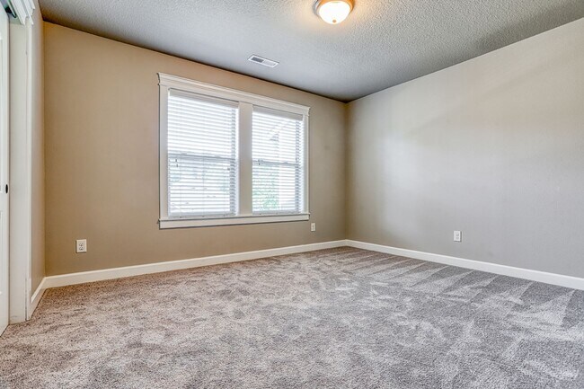 Building Photo - Centrally Located 4 Bedroom Townhome with Attached Garage & AC