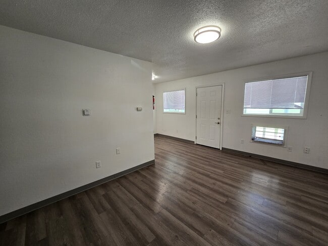 Building Photo - 701 E Pennington St