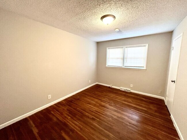 Building Photo - THREE BEDROOM/TWO BATH SPACIOUS HOME - CENTRAL LOCATION