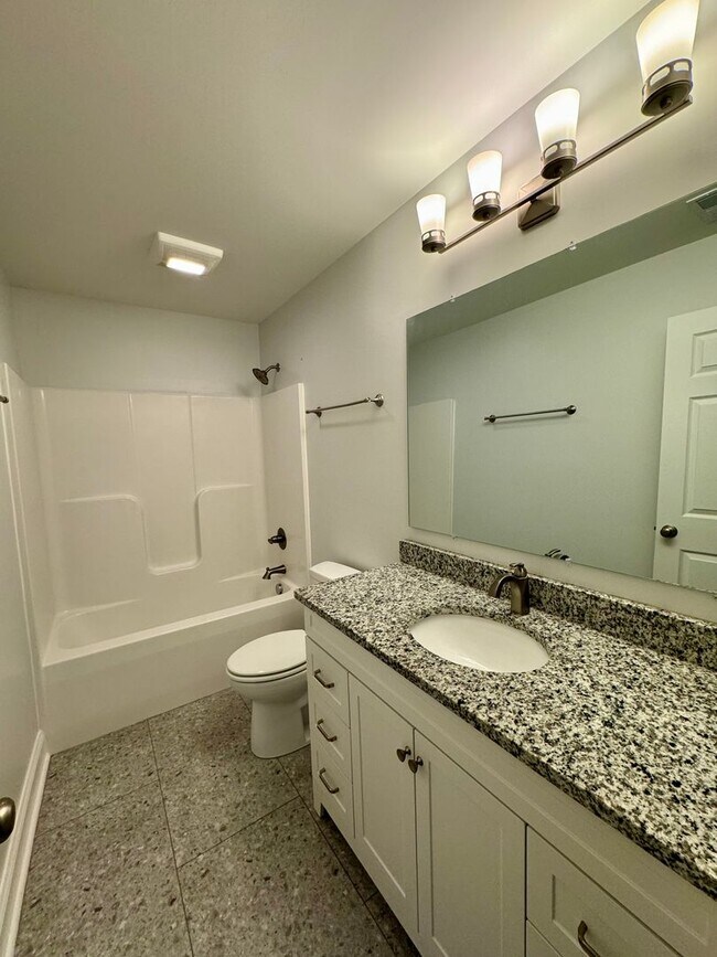 Building Photo - Like New Duplex for Rent