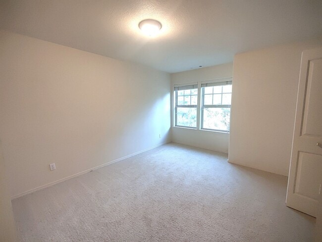 Building Photo - Beautiful 2x2.5 townhouse in NW Crossing!