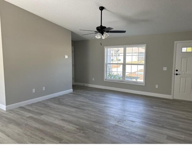 Building Photo - 2434 W Menores Dr