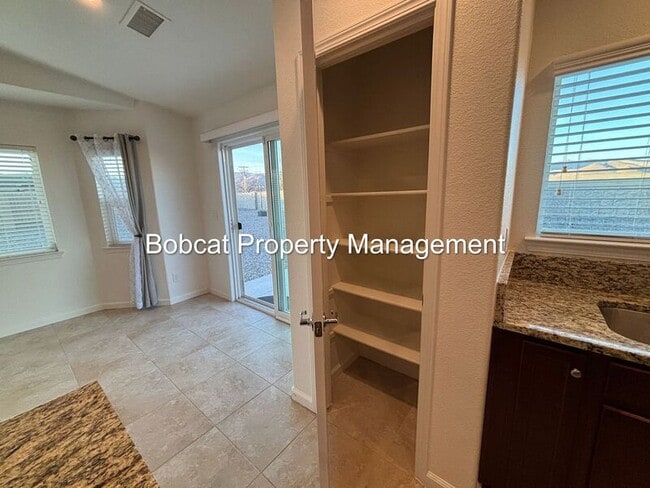 Building Photo - 100 Deschutes Dr