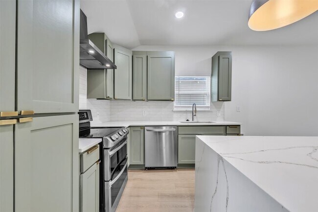 Building Photo - 601 Pearson Ave