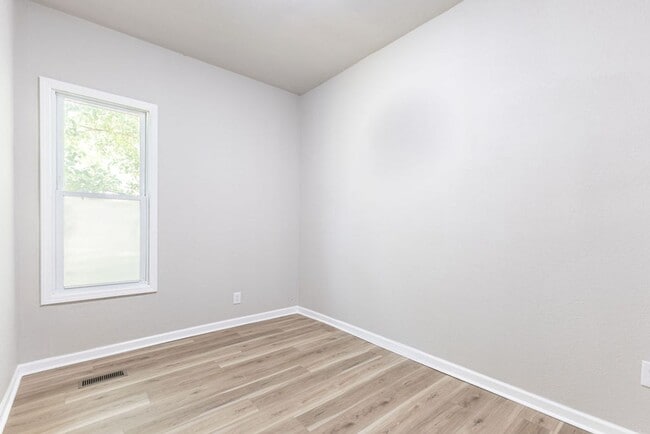 Building Photo - Remodeled 2-Bedroom Bungalow with Spacious Yard & 1-Car Basement Garage