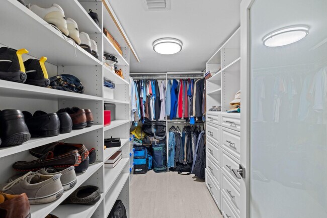 Building Photo - 3100 NE 49th St