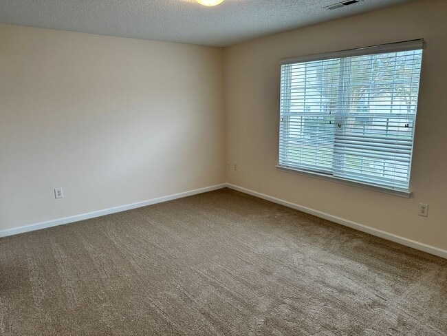 Building Photo - Lovely Highland Creek Three Bedroom Home!